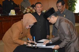 Bupati Kuningan saat menandatangani perda tentang desa yang baru saja disahkan.